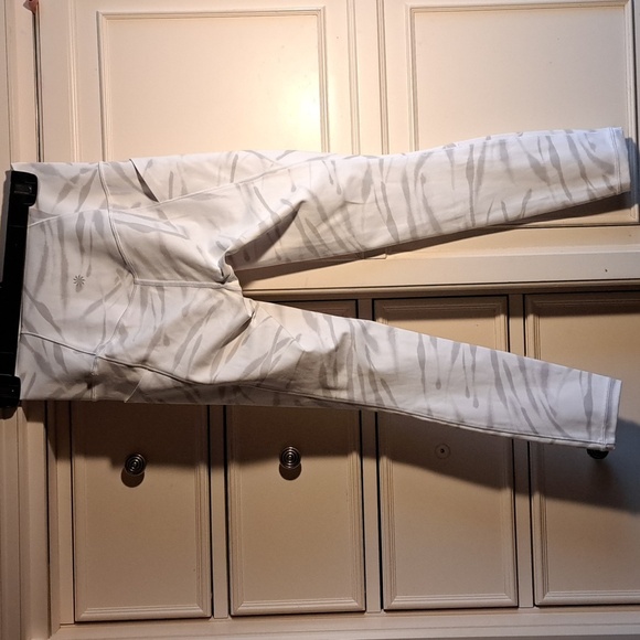 Athleta Salutation Stash Tight Leggings Zebra Light Grey 7/8 Size Extra Small - Picture 4 of 8